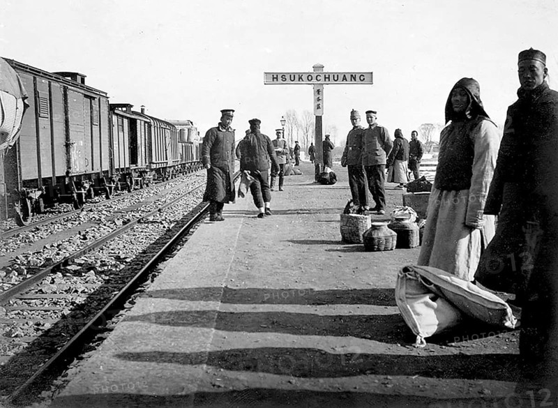 People waiting on the railway platform in Hsukochuang, China around 1900 Photograph around 1900 from the album of a German officer