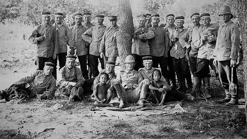 Group photo of the seventh and eighth corps of German soldiers stationed in China with children of Chinese villagers. Photograph from around 1900 from the album of a German officer
