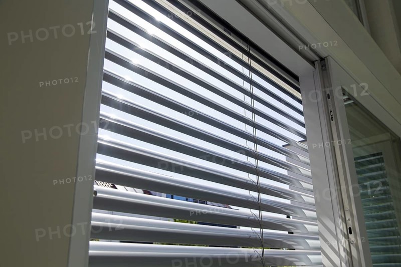 External blind on a large sliding window