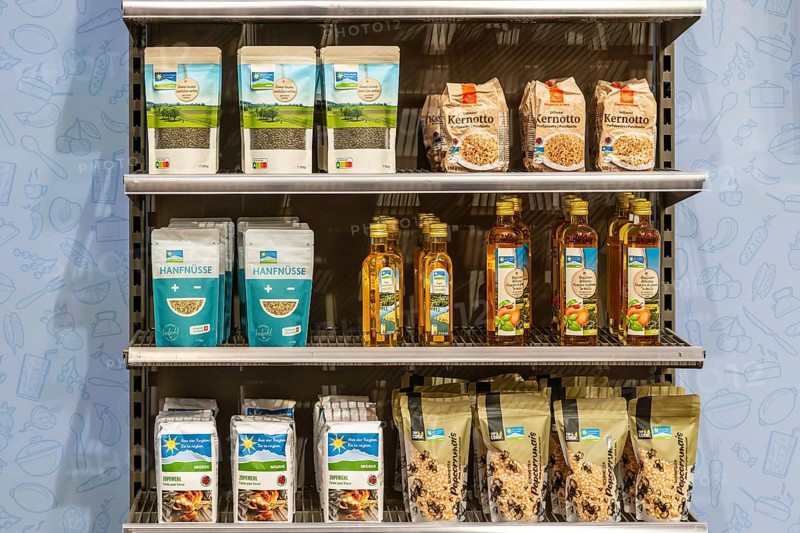 Migros sales shelf Green lentils, Kernotto, hemp nuts, basilicon apple cider vinegar, plaited flour, popcorn maize
