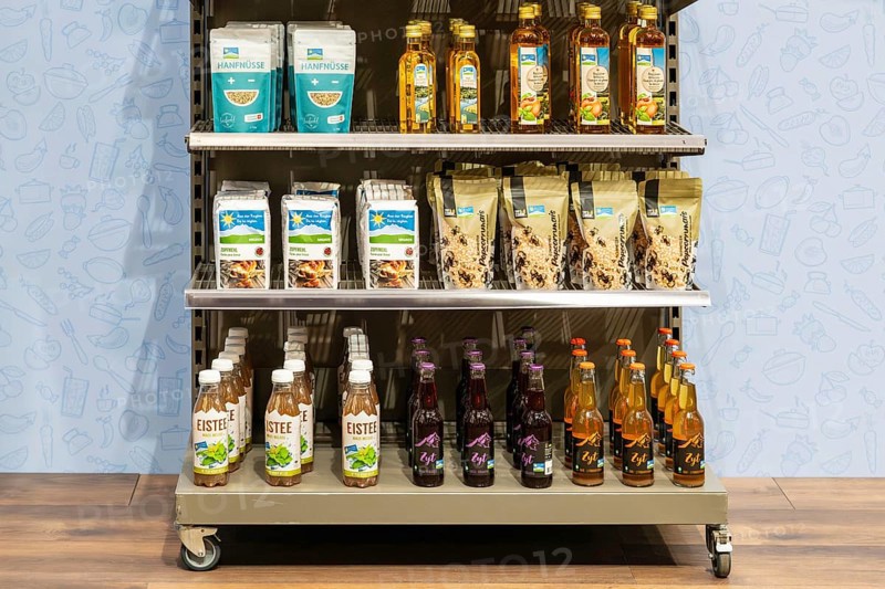 Migros sales shelf Hemp nuts, basilicon apple cider vinegar, plait flour, popcorn maize, iced tea, Zyt