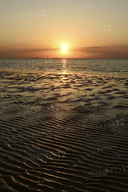 Sunset over the Wadden Sea on the German North Sea coast, low sun over Neuwerk, typical ripple mudflats at low tide, Lower Saxony Wadden Sea National Park, Lower Saxony, Germany, atmospheric picture, native nature, landscape, North Sea near Cuxhaven, Duhnen, Western Europe