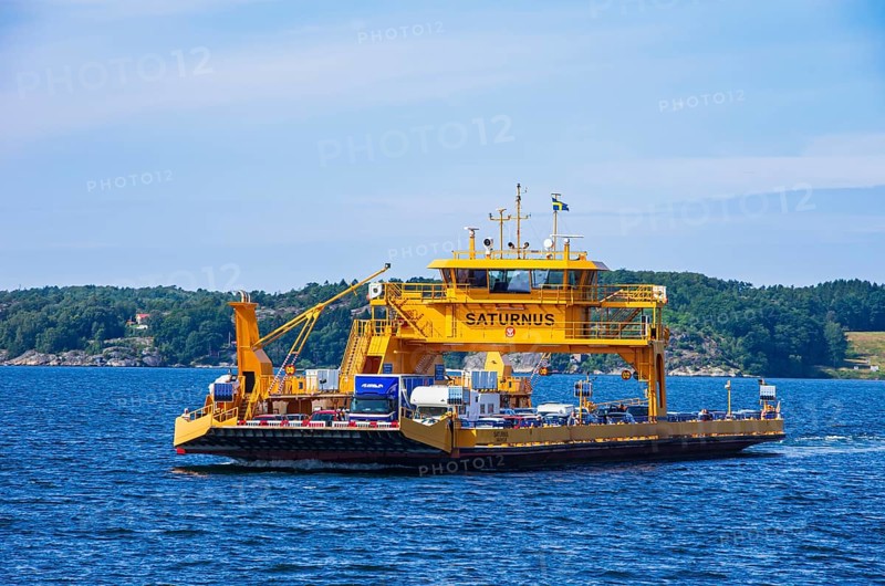 The car ferry SATURNUS, which operates as a floating road between the archipelago, navigates off the coast near Lysekil, BohuslÃ¤n, VÃ¤stra Götalands lÃ¤n, Sweden, Scandinavia