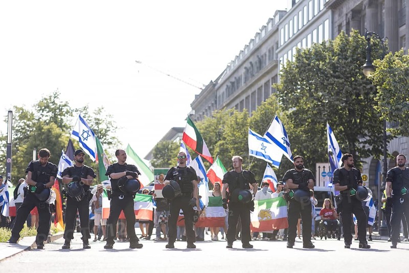 Police officers protect a pro-Israeli counter-protest with about 120 participants on the street Unter den Linden after the United 4 Gaza! Demonstration in which tens of thousands of people protested against arms deliveries from Germany and the wars in Israel-Gaza and Israel-Iran in front of the Reichstag building, Berlin, 21 June 2025