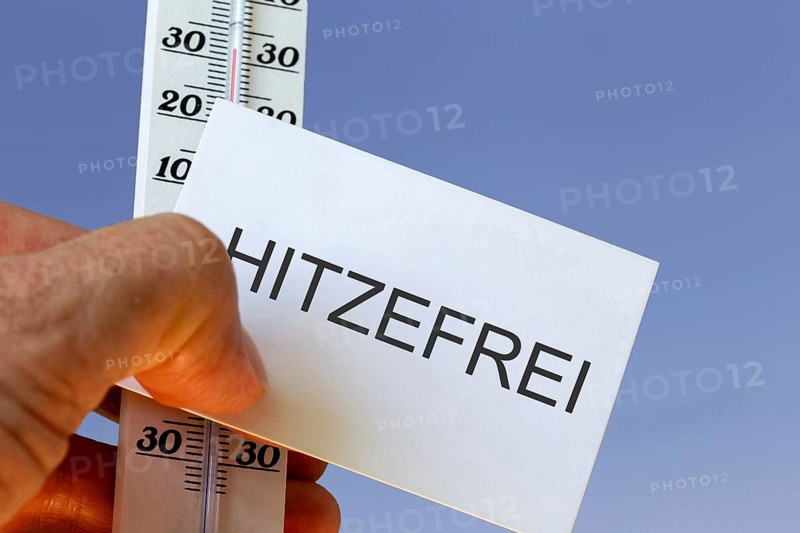 (Photomontage) Heat-free symbol image: Business card labelled HITZEFREI and a thermometer in front of a bright blue sky