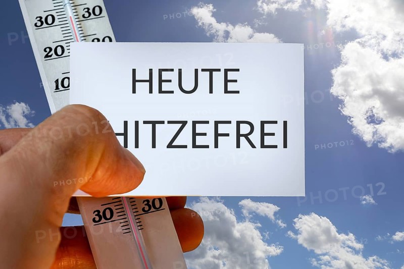 (Photomontage) Heat-free symbol image: Business card with the inscription HEAT-FREE TODAY and a thermometer in front of a bright blue sky