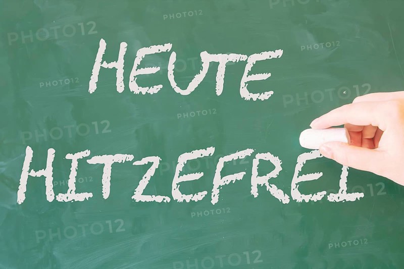 (Photomontage) Heat-free school: blackboard with the inscription HEAT-FREE TODAY