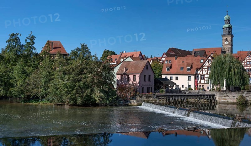 View of the old town with St. Johannis Church, in front the historic Schleifmühle and Pegnitz barrage, Lauf an der Pegnitz, Middle Franconia, Bavaria, Germany