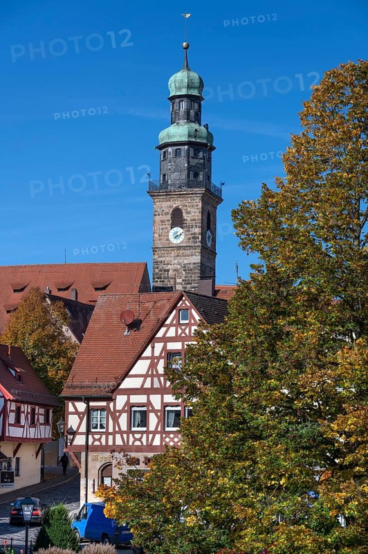 St. John's Church tower, historic half-timbered house in front, Lauf an der Pegnitz, Middle Franconia, Bavaria, Germany