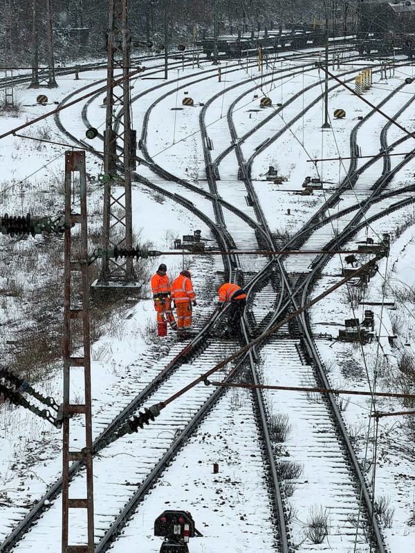 Railway workers in winter, train formation facility in the Vorhalle district, marshalling yard, infrastructure, Hagen, Ruhr area, North Rhine-Westphalia, Germany