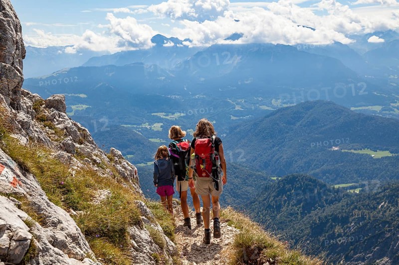 Bergwandern am Untersberg, woman, child, Salzburger Hausberg, Berchtesgadener Land, Upper Bavaria, Germany