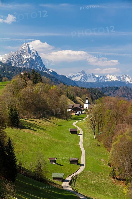 Road to Wamberg near Garmisch-Partenkirchen, view of Wetterstein Mountains with Alpspitze, Zugspitze and Waxenstein, Bavarian Alps, Werdenfelser Land, Upper Bavaria, Germany