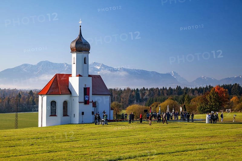 Catholic church Sankt Johannisrain vor Bergpanorama, Penzberg, Upper Bavaria, Germany