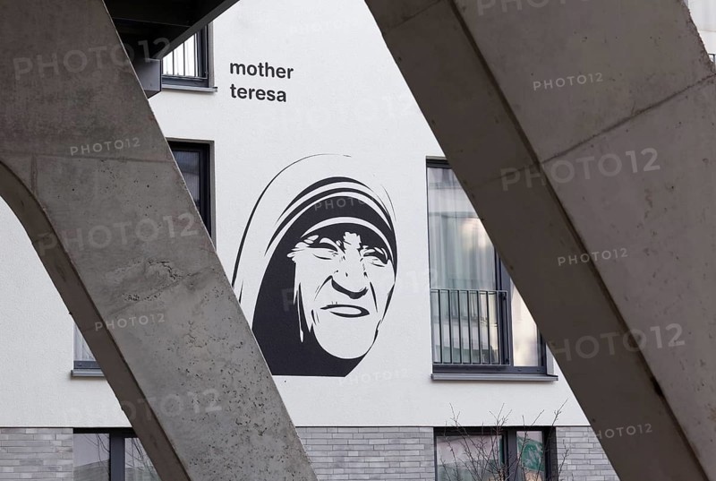 Mother Teresa Agnes Gonxha Bojaxhiu, portrait mural of the Nobel Peace Prize winner at a student residence, Düsseldorf-Derendorf, North Rhine-Westphalia, Germany