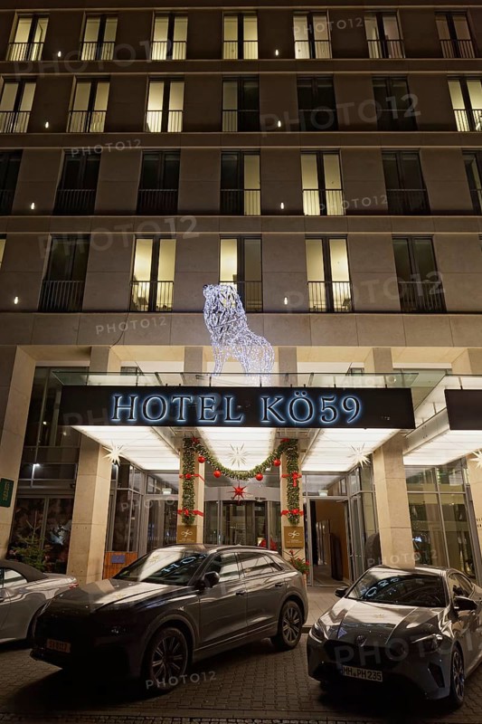 Hotel Kö 59, 5-star luxury hotel, Christmas decoration at the entrance, evening, Düsseldorf, North Rhine-Westphalia, Germany