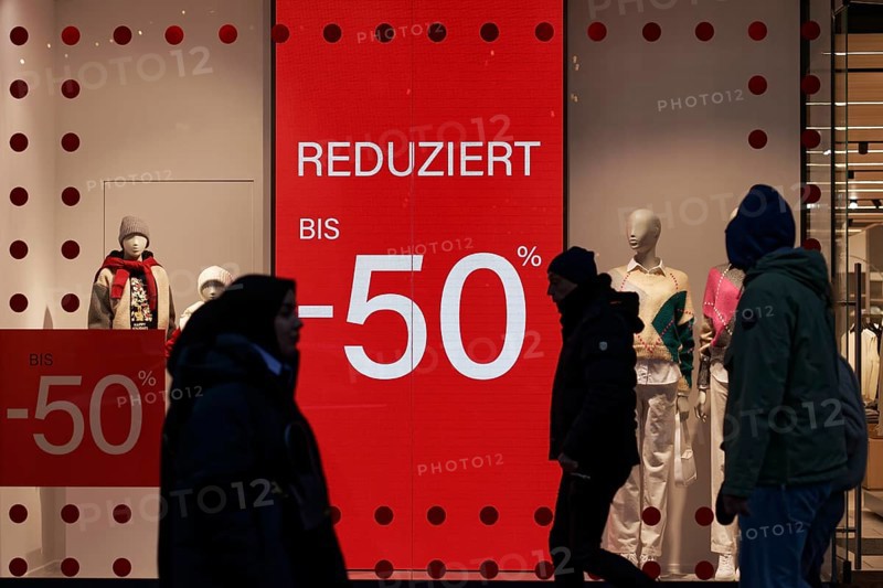 Close-sale shop window of a clothing store, reduced by up to 50 percent, Düsseldorf, North Rhine-Westphalia, Germany