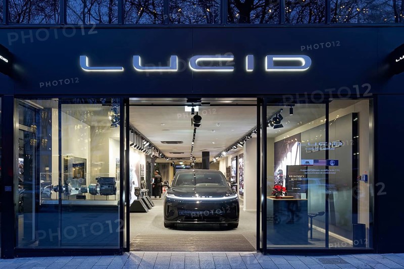 Lucid Studio Düsseldorf, illuminated showroom of the American electric car brand Lucid Motors on the Kö, North Rhine-Westphalia, Germany