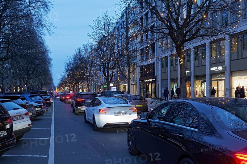 Long car queue on the Kö, shopping traffic at Christmas, twilight, Düsseldorf, North Rhine-Westphalia, Germany