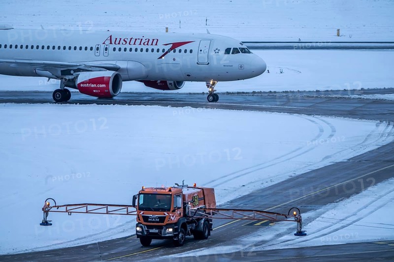 The onset of winter in North Rhine-Westphalia, flight operations were maintained at Düsseldorf airport with great effort, taxiways, runway were freed from snow and ice with many clearing vehicles, aircraft were de-iced in front of takeoff, North Rhine-Westphalia, Germany