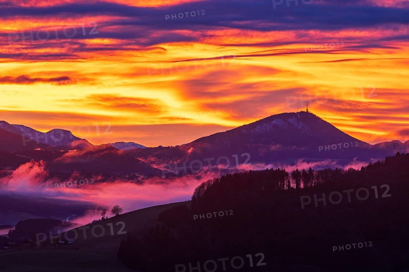 View from Mondseeberg to Gaisberg, sunset, inversion weather, Osterhorn Group, Mondseeland, Salzkammergut, Upper Austria, Austria