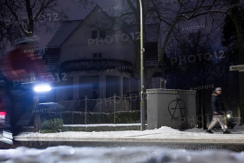 A wall with an anarchy symbol stands in front of a dark villa during the extensive power outage in the Steglitz-Zehlendorf district, Berlin, 06.01.2026