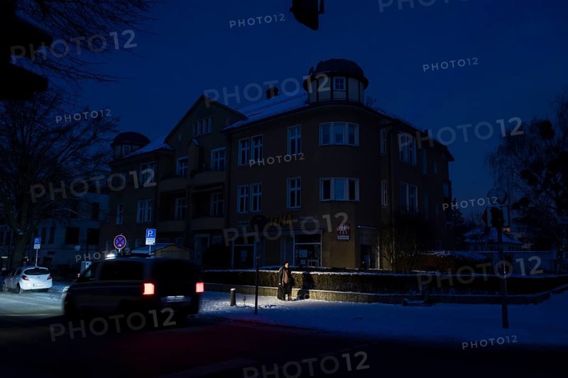 Police are monitoring the affected areas to avoid burglaries during the large-scale power outage in the Steglitz-Zehlendorf district, Berlin, 06.01.2026