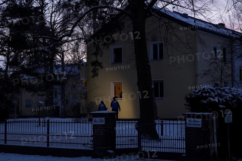 People search for residents who stayed at home despite the cold and offer them help during the large-scale power outage in the Steglitz-Zehlendorf district, Berlin, 06.01.2026