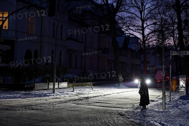 A lady crossing a dark street during a large-scale power outage in the Steglitz-Zehlendorf district, Berlin, 06.01.2026