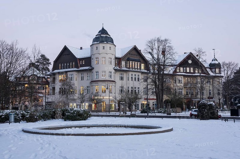A house on Mexikoplatz glows again after the extensive power outage in the Steglitz-Zehlendorf district, Berlin, 06.01.2026