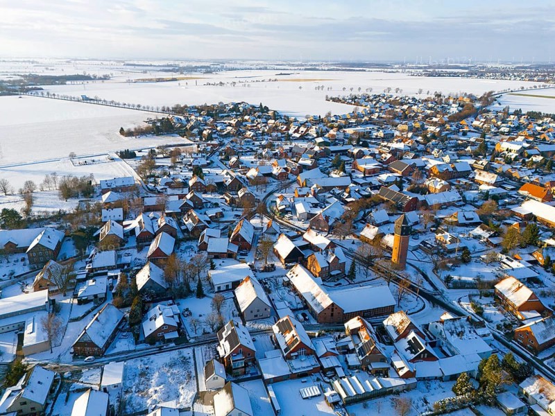 Bird's-eye view of village, with snow-covered roofs, a water tower and vast, snow-covered fields, aerial view, water tower, museum, Groß Lafferde, municipality of Ilsede, district of Peine, Lower Saxony, Germany