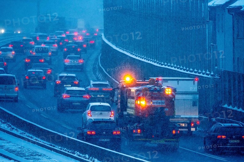 Winter maintenance, spreading vehicle, winter weather, motorway traffic, A40 motorway, Ruhrschnellweg, in Essen, at the Essen-Ost motorway junction, snowfall, traffic jams, heavy flowing traffic, North Rhine-Westphalia, Germany