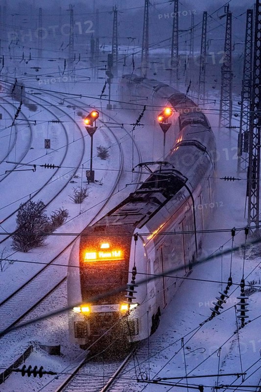 Winter weather, snowfall, RRX, Rhine-Ruhr Express, regional traffic, on the route east, in front of Essen main station, regional transport North Rhine-Westphalia, Germany