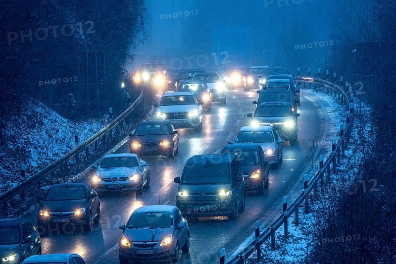 Winter weather, motorway traffic, Essen-East motorway junction, access of the A52 motorway to the A40, Ruhrschnellweg, in Essen, on snowfall, traffic jams, heavy flowing traffic, North Rhine-Westphalia, Germany