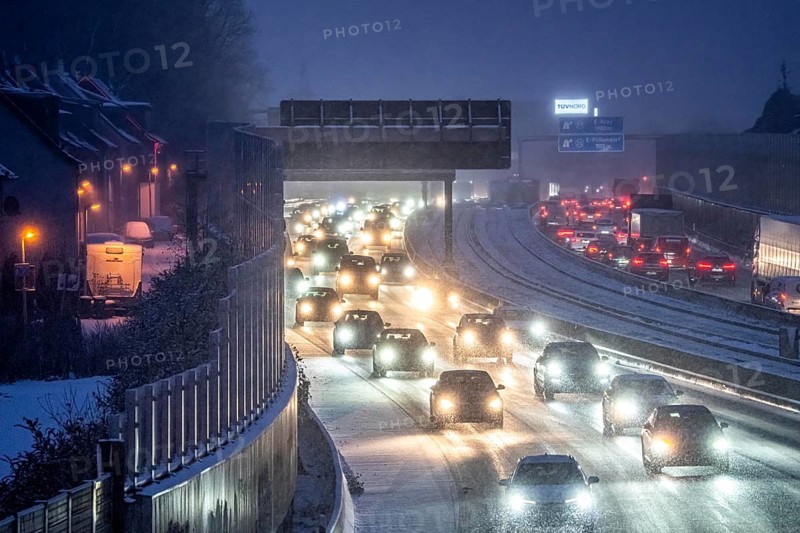 Winter weather, motorway traffic, A40 motorway, Ruhrschnellweg, in Essen, at the Essen-East motorway junction, blowing snow, traffic jams, sound barriers, residential buildings directly on the motorway, Frillendorf district, North Rhine-Westphalia, Germany