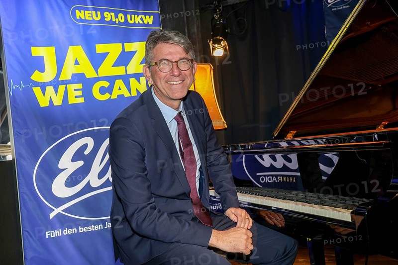 Dr Wolfram Weimer (Federal Government Commissioner for Culture and the Media, BKM) and Ella Radio go on air. 05.01.2026 at the Zig Zag Jazz Club