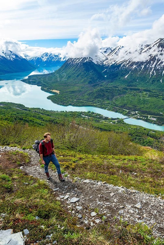 Climbers on a hiking trail, Slaughter Ridge Trail, view of snowy mountains and turquoise lake Kenai Lake, Cooper Landing, Kenai Peninsula, Alaska, USA