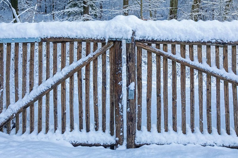 Snowy garden gate, Sieversen, Samtgemeinde Rosengarten, Lower Saxony, Germany