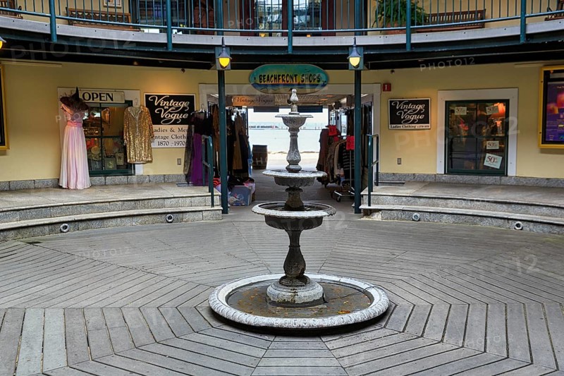Passage with small shops, central well, passageway to the beach, tourist district, Provincetown, Cape Cod, Massachusetts, New England, USA
