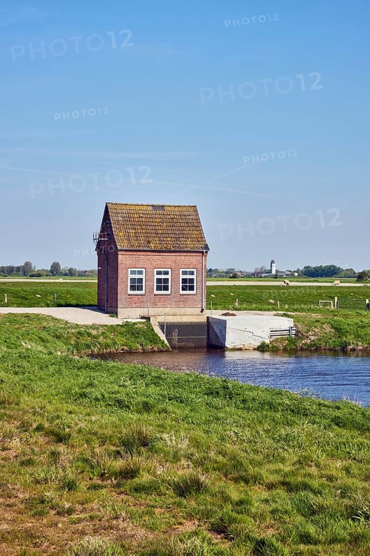Hunnebüllerkoog, Pumpfwerk, Hunnebüller Sielzug, Siel, wasteland, grass, pale blue sky, cirrostratus clouds, Risum-Lindholm, North Frisia District, Schleswig-Holstein, Germany