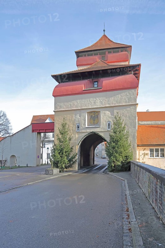 Berger Tor built 15th century, city gate, city tower with historic city wall with rampart and city fortification, Nördlingen, Bavaria, Germany