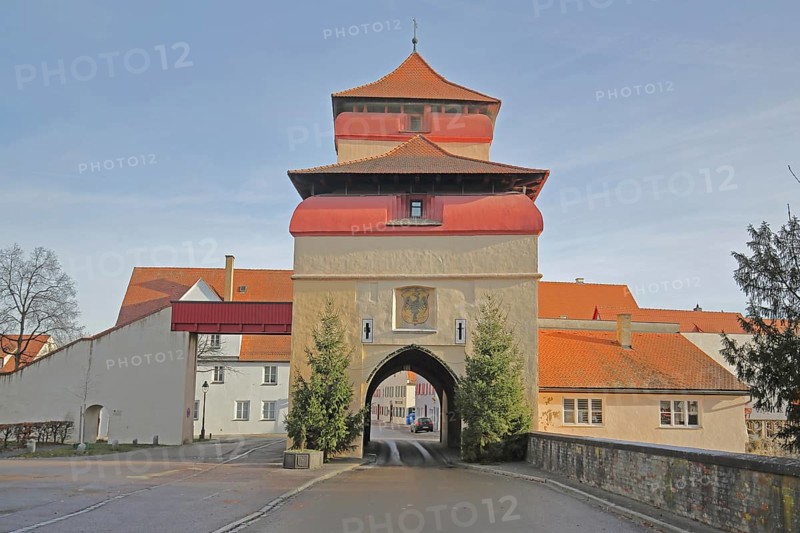 Berger Tor built 15th century, city gate, city tower with historic city wall with rampart and city fortification, Nördlingen, Bavaria, Germany