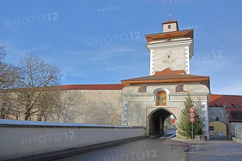 Reimlinger Tor built 14th century, city tower, city gate and historic city wall, city fortification, city wall, Nördlingen, Bavaria, Germany