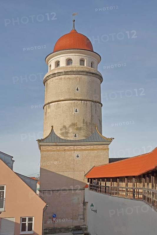 Löpsinger Tor, city gate, city tower with dome, historic rampart with city wall, city fortifications, Nördlingen, Bavaria, Germany