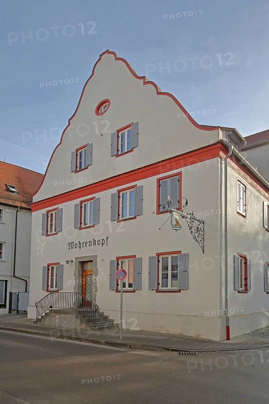 Gasthaus zum Mohrenkopf, historic building with tail gable, Nördlingen, Bavaria, Germany