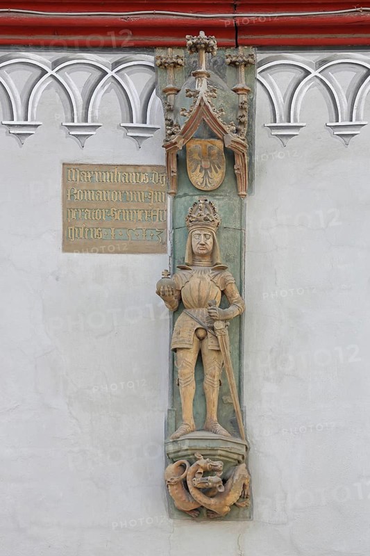 Sculpture and monument to German and Austrian Emperor Maximilian I, Holy Roman Empire, knight with armor, sword and orb, bread and dance house, bread house, market square, Nördlingen, Bavaria, Germany
