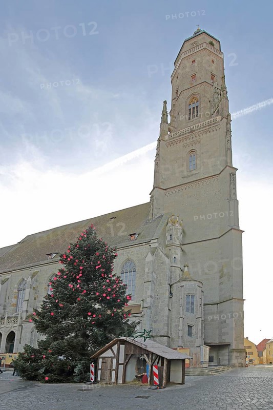 Late Gothic St. Georg church with Daniel church tower and Christmas tree Nördlingen, Bavaria, Germany