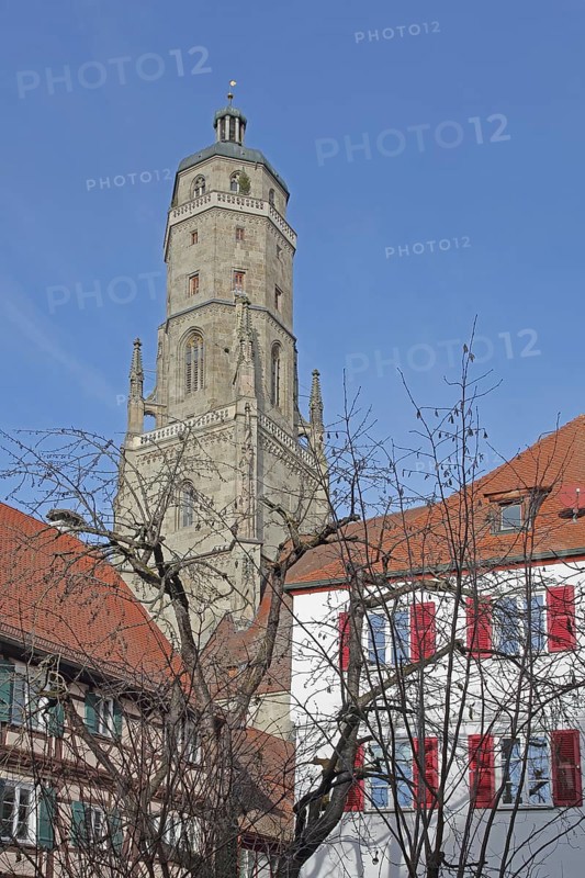 Late Gothic St. Georg church with Daniel church tower, half-timbered houses, Nördlingen, Bavaria, Germany