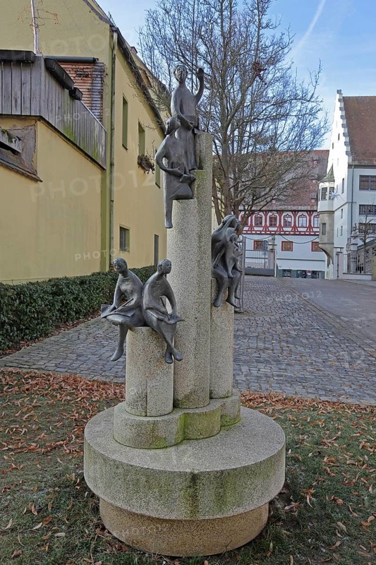 Sculpture Reading people artists unknown, figures reading a book, book reader, modern art, bronze sculpture, Karl-Schlierf-Platz, Nördlingen, Bavaria, Germany