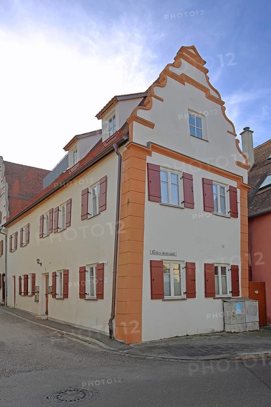 Baroque building with tail gable built 17th century, shutters, Vordere Gerbergasse, Nördlingen, Bavaria, Germany