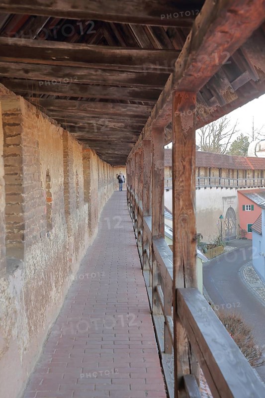 Historic rampart of the city wall, city fortification, wooden structure with beams, Nördlingen, Bavaria, Germany